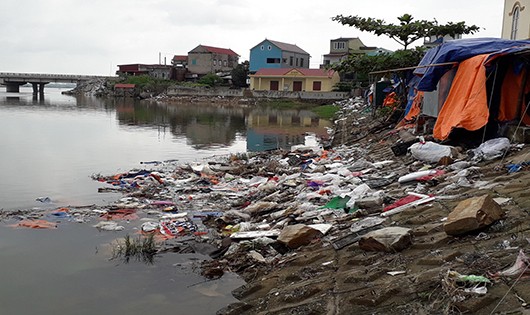 Sông Lý Hòa bị ‘biến’ thành nơi xả thải của chợ Lý Hòa.