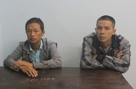 Phan Hoàng Diệu (trái) và Nguyễn Trung Thông tại cơ quan công an.