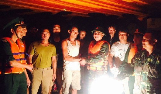Các thuyền viên cùng lực lượng BĐBP vui mừng sau khi vào đất liền an toàn -
 Ảnh: BĐBP Quảng Bình. 