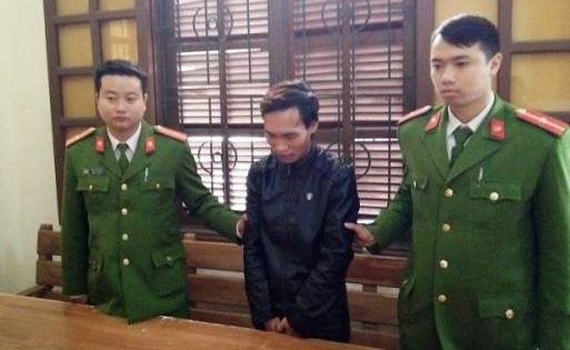 Nghi can Nguyễn Mạnh Hùng tại cơ quan công an.