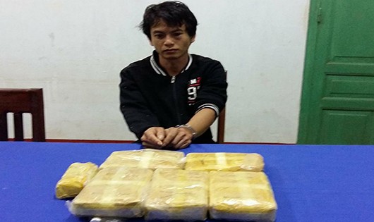 Phục bắt thanh niên người Lào vận chuyển 32.000 viên ma túy