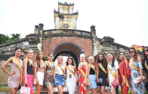 Các thí sinh Hoa hậu Hòa bình thế giới tại Quảng Bình. Ảnh: Sở Du lịch Quảng Bình.