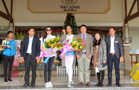 Sở Du lịch tỉnh Quảng Bình tặng hoa chào đón Hoa hậu H'Hen Niê và người đẹp Nguyễn Thu Hà.