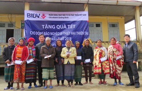 BIDV Quảng Bình trao quà Tết cho đồng bào Arem ở xã Tân Trạch