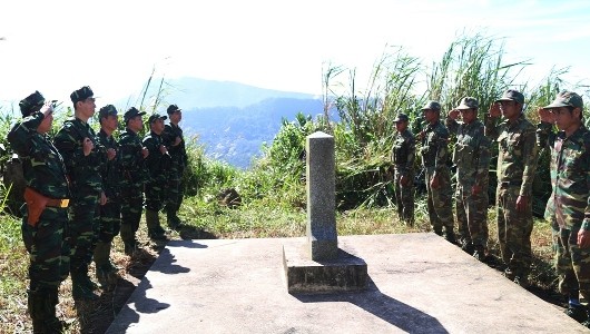 Lực lượng Biên phòng 2 nước Việt - Lào gặp nhau trên cột mốc 634 đường biên giới ở Quảng Trị.