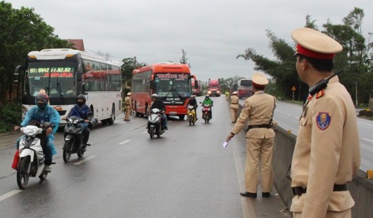 Lực lượng CSGT kiểm tra các xe khách đi qua Quảng Bình.