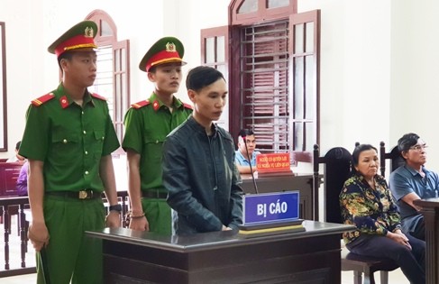 Bị cáo Nguyễn Mạnh Hùng tại tòa.
