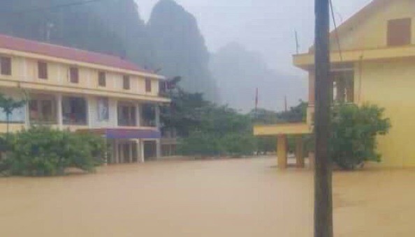 Nhiều trường học ở Quảng Bình chìm trong nước lũ, không thể tổ chức khai giảng.