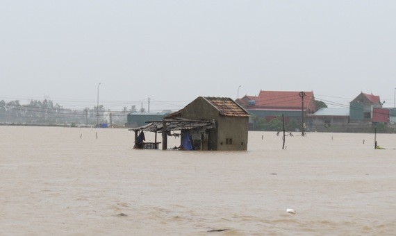 Lũ dâng đe doạ nguy cơ ngập lụt sâu ở xã Quảng Hait, thị xã Ba Đồn, tỉnh Quảng Bình.