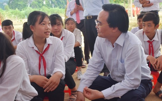 Bộ trưởng Phùng Xuân Nhạ thăm hỏi các em học sinh Tân Hóa trong ngày khai giảng muộn.