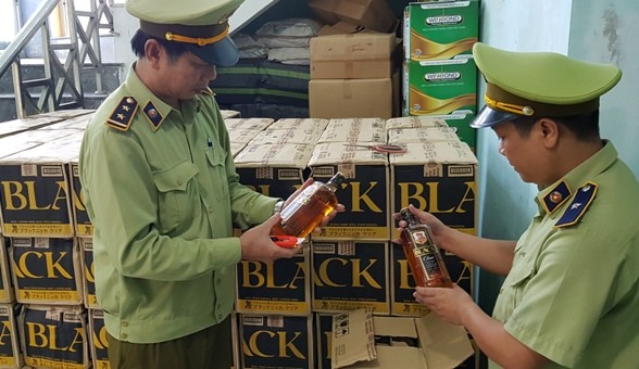 Lực lượng chức năng thực hiện kiểm đếm số lượng rượu ngoại lậu sau khi bắt giữ