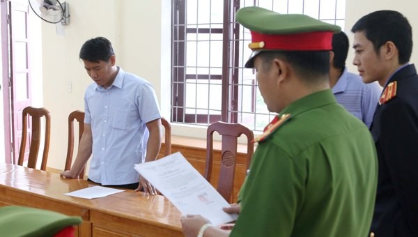 Công an thực hiện lệnh bắt tạm giam đối với ông Nguyễn Hoài Nam (Ảnh do công an cung cấp).