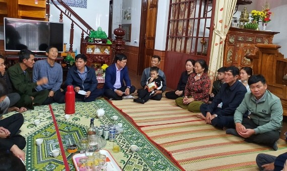 Chính quyền địa phườn, người thân và bà con thôn Thanh Xuân đến thăm hỏi gia đình nạn nhân Nguyễn Văn Công.