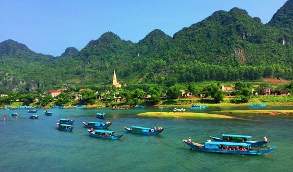 Thuyền tấp nập xuôi ngược sông Son chở khách thăm quan động Phong Nha.