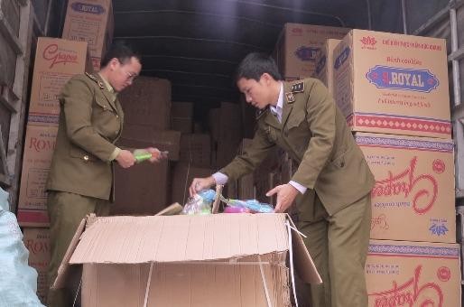 Lực lượng QLTT Quảng Bình kiểm kê số lượng hàng hóa vi phạm trên xe tải 51D - 424.60.