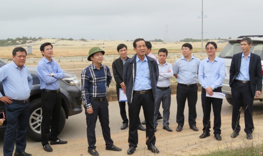 Chủ tịch UBND tỉnh Quảng Bình Trần Công Thuật cùng đoàn kiểm tra tại một dự án khách sạn ở xã Bảo Ninh, TP. Đồng Hới.
