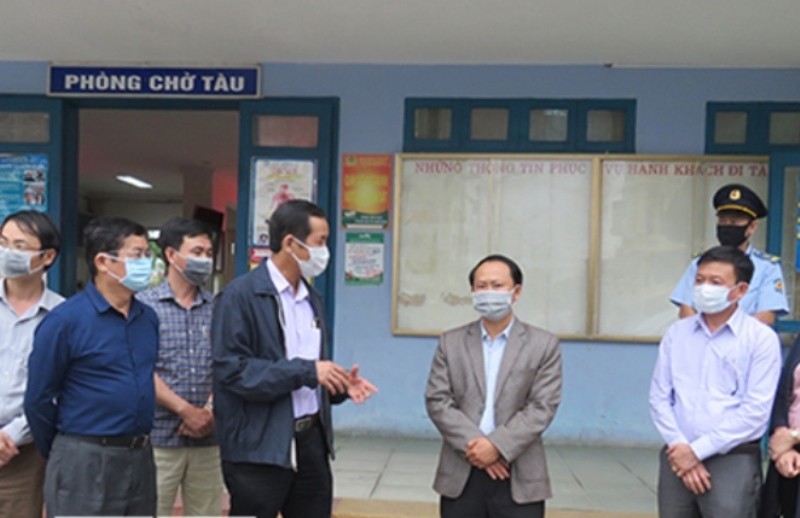Chủ tịch UBND tỉnh Quảng Bình Trần Công Thuật kiểm tra công tác phòng, chống dịch Covid-19 tại Ga Đồng Hới. 