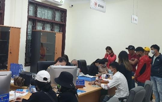 Công chức Sở Tư pháp phục vụ người dân làm thủ tục hành chính tại Trung tâm Hành chính công tỉnh Quảng Bình.