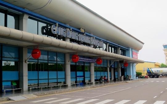 Sân bay Đồng Hới cũng chỉ lác đác vài khách trong nước dù vừa có chuyến bay hạ cánh.