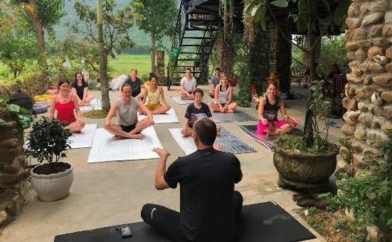 Du khách quốc tế tự cách ly vui vẻ tham gia hoạt động yoga trong khu vực an toàn của Jungle Boss Homestay (ở thị trấn Phong Nha, Quảng Bình).