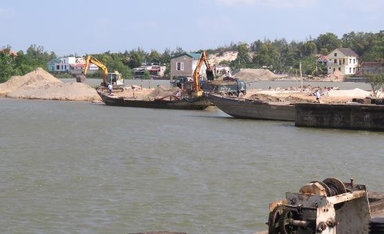 Hoạt động khai thác cát làm vật liệu xây dựng tại huyện Quảng Ninh (Quảng Bình) còn tồn tại nhiều vi phạm pháp luật.