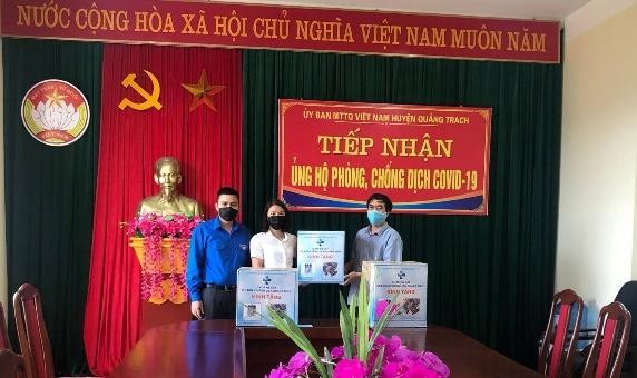 Chi đoàn Sở Du lịch Quảng Bình trao quà ủng hộ tại huyện Quảng Trạch.