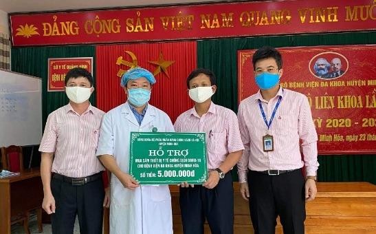 Công đoàn bộ phận NHCSXH huyện Minh Hóa (Quảng Bình) trao tiền ủng hộ chống dịch cho Bệnh viện Đa khoa Minh Hóa.