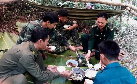 Bữa cơm lính Biên phòng ăn vội giữa rừng.
