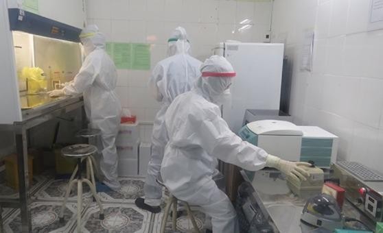 Cán bộ y tế CDC Quảng Bình thực hiện xét nghiệm SARS-CoV-2 bằng hệ thống xét nghiệm Realtime-RT-PCR.
