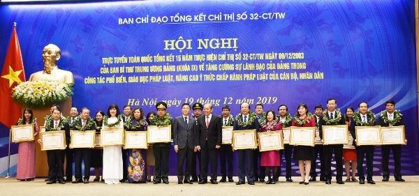 Phó Thủ tướng Trương Hòa Bình và Bộ trưởng Bộ Tư pháp Lê Thành Long tặng Bằng khen của Thủ tướng Chính phủ cho các tập thể và cá nhân có thành tích xuất sắc trong 15 năm thực hiện Chỉ thị số 32-CT/TW, trong đó có tập thể Sở Tư pháp tỉnh Quảng Bình.