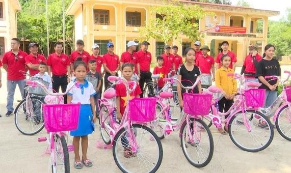 Hội Xe đạp xanh Hoàn Lão tặng xe đạp cho học sinh nghèo vượt khó.