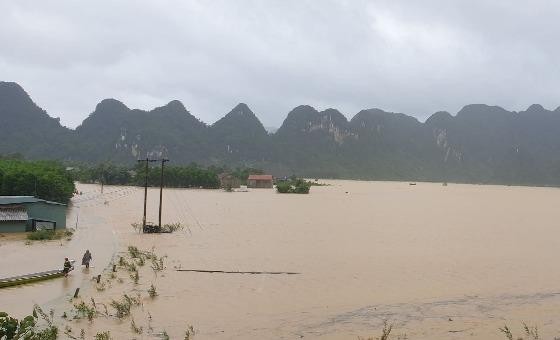 “Rốn lũ” Tân Hóa, huyện Minh Hóa ngập trong biển nước.
