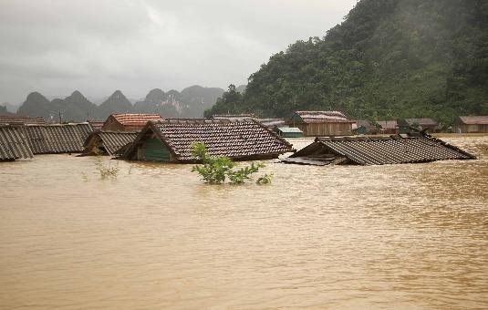 Những ngôi nhà ngập sâu trong nước ở “rốn lũ” Tân Hóa, huyện Minh Hóa, Quảng Bình