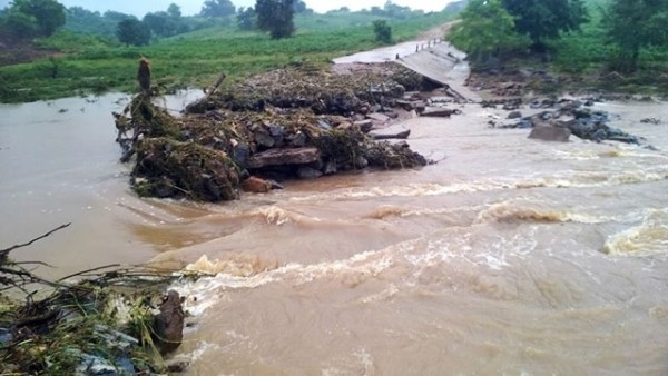 Nước sông suối chảy xiết vào mùa mưa lũ, người dân đi qua sẽ rất nguy hiểm.