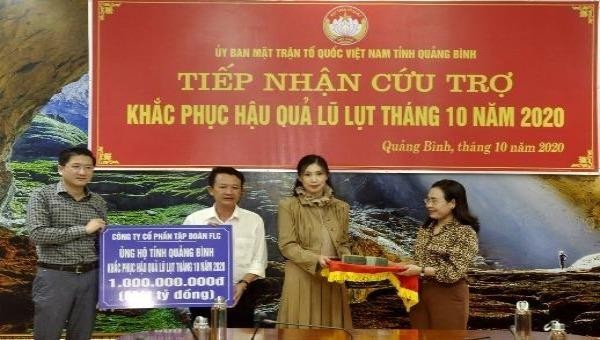 Đại diện Tập đoàn FLC trao tiền ủng hộ cho Quảng Bình.