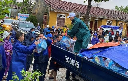 Cứu trợ khẩn cấp cho người dân vùng lũ xã Sơn Thủy, huyện Lệ Thủy.