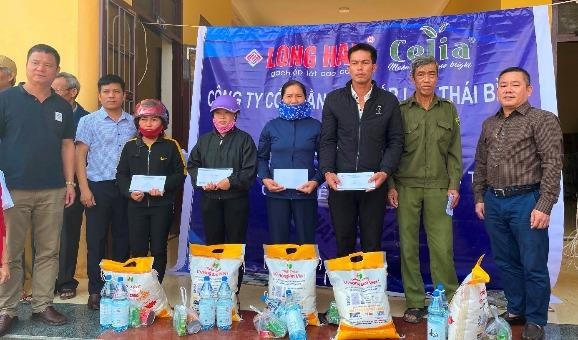 Đoàn công tác từ thiện trao quà cho bà con xã Bắc Trạch, huyện Bố Trạch (Quảng Bình).