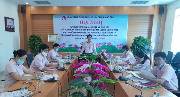 Chi nhánh NHCSXH tỉnh Quảng Bình tập huấn nghiệp vụ cho vay đối với người sử dụng lao động trả lương ngừng việc do dịch Covid-19.