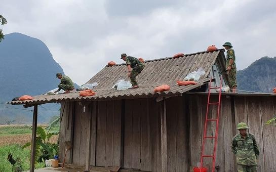 Lực lượng Bộ đội Biên phòng Quảng Bình giúp dân vùng biên giới gia cố nhà cửa chống bão số 13.