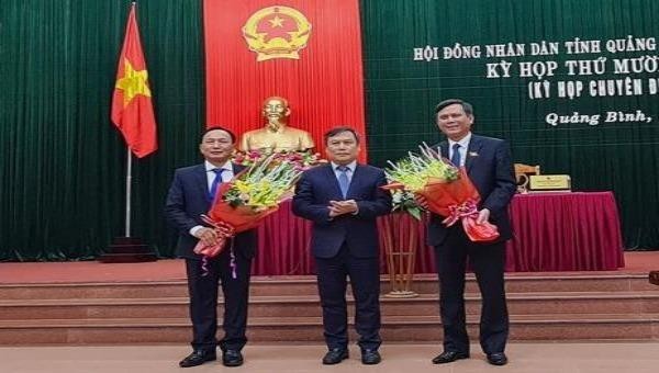 Bí thư Tỉnh ủy Quảng Bình Vũ Đại Thắng tặng hoa chúc mừng ông Trần Hải Châu (trái) và ông Trần Thắng tại kỳ họp.