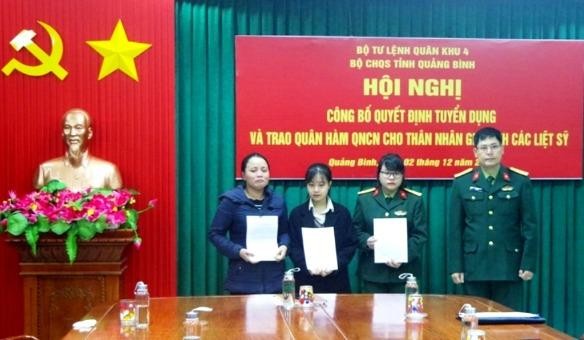 Lễ trao quyết định tuyển dụng của Bộ chỉ huy Quân sự tỉnh Quảng Bình cho thân nhân liệt sỹ hy sinh trong đợt thiên tai tháng 10/2020.