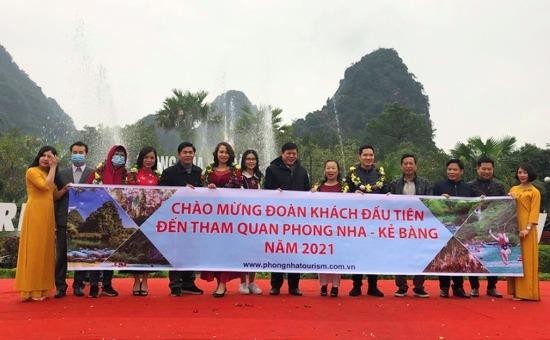 Lễ đón đoàn khách “xông đất” năm mới 2021 tại Trung tâm Du lịch Phong Nha – Kẻ Bàng.