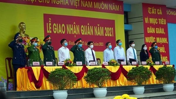  Trang trọng lễ giao nhận quân diễn ra tại huyện Lệ Thủy, tỉnh Quảng Bình. Ảnh: Ngọc Mai