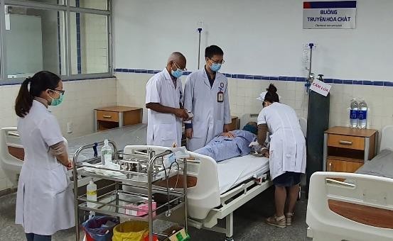 Các bác sĩ Bệnh viện Hữu nghị Việt Nam Cu Ba – Đồng Hới tiến hành điều trị truyền hóa chất cho bệnh nhân ung thư. Ảnh: Bắc Lê.

​