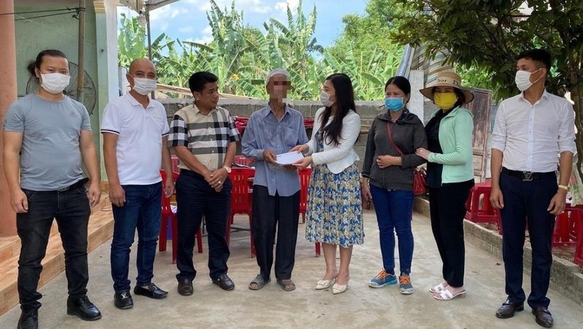  Đại diện các doanh nghiệp trao quà hỗ trợ cho thân nhân em Trương Đình N, ở xã Hiền Ninh, huyện Quảng Ninh.