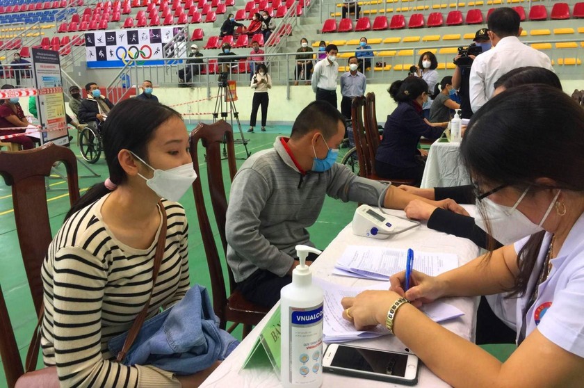 Người khuyết tật tại Quảng Bình được khám sàng lọc kỹ trước khi tiêm vaccine phòng Covid-19. Ảnh: Toán Lê