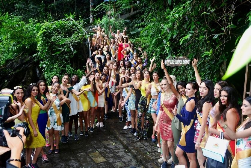 Dàn thí sinh Hoa hậu Hòa bình thế giới năm 2017 khoe dáng trước cửa động Thiên Đường.