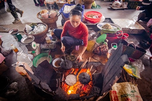Một bếp bánh xèo dung dị nằm trong lòng khu chợ Hòa Ninh, xã Quảng Hòa.