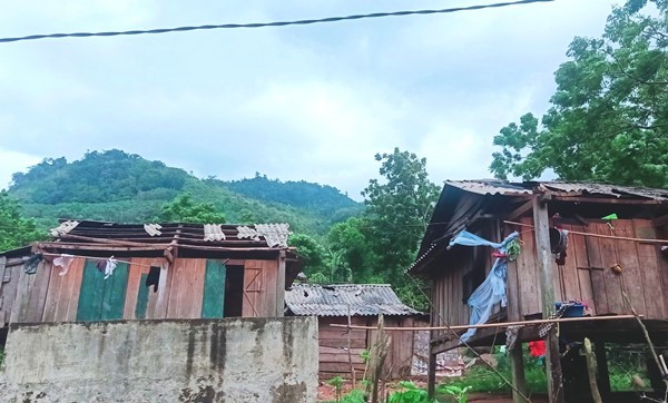 Nhiều nhà ở xã Dân Hóa bị tốc mái do lốc xoáy.