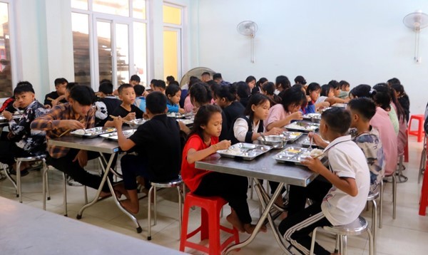 Bữa cơm nội trú của các em học sinh người dân tộc thiểu số miền núi Quảng Bình.